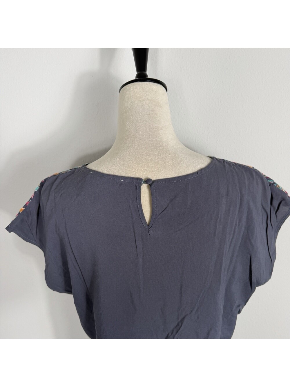 Savannah Jane Cap Sleeve Floral Embroidered Southwestern Boho Rayon Top Size M - Picture 6 of 8
